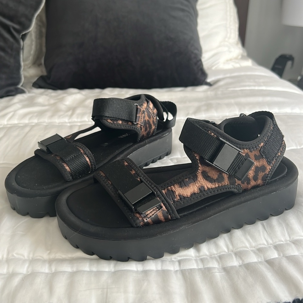☀️ Zara leopard print sports sandals